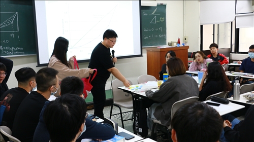 林主任進行分組競賽遊戲活動