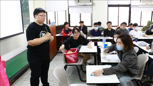 經濟系林彥伶主任進行「勞動經濟學」課程觀課交流