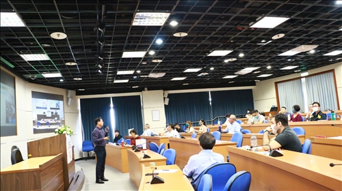 與會老師專注聆聽許世孟老師經驗分享