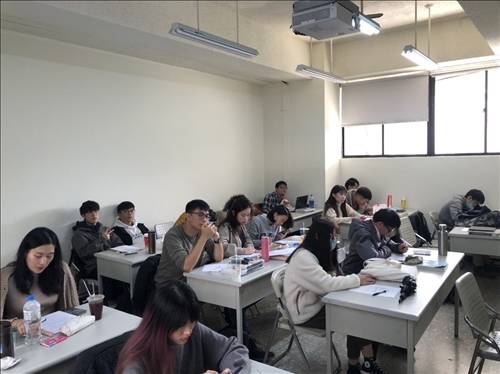 學生填寫學習單