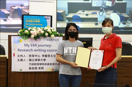 李麗君主任頒發感謝狀