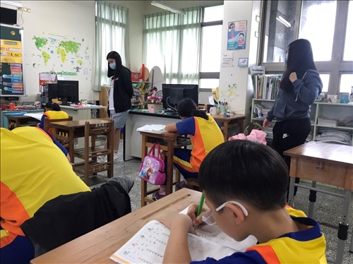 輔導小朋友們完成作業