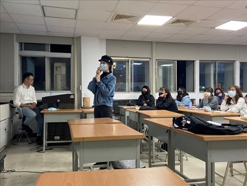 主講者和學生講座時的即時互動