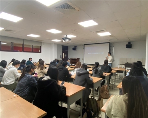 學生們專注聆聽