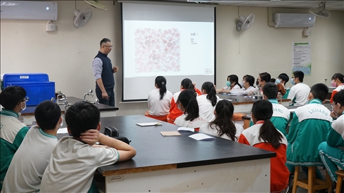 認真聽課的孩子們