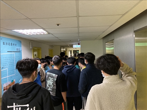 同學實際實施逃生疏散演練