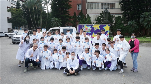 明德高中全體同學