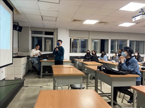 主講者和學生講座時的即時互動