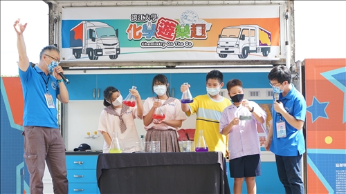 認真學習的孩子們