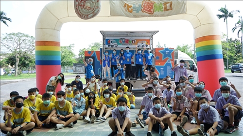 興中國中學生合照