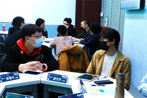 林主任於分桌座談交流中，給予教學建議