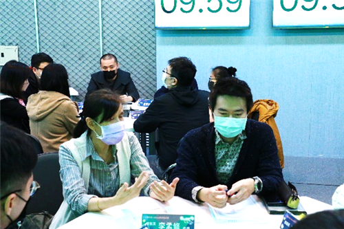 李主任於分桌座談交流中，給予教學建議