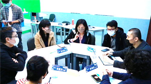 涂老師於分桌座談交流中，給予教學建議