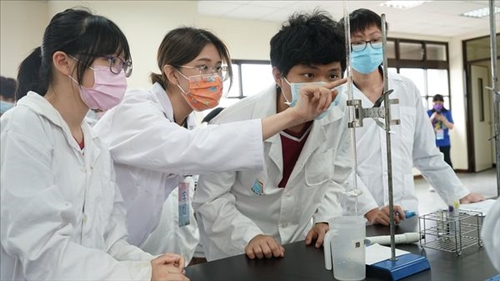 認真學習的學生