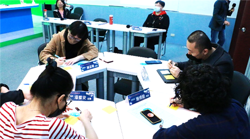 與會教師予活動中寫下教學中的喜悅與困境