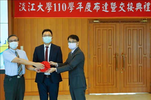 國際事學院全球政治經濟學系主任交接：監交人(中)-包正豪院長，移交人(左)-包正豪院長(由翁明賢所長代理)，接交人(右)-周應龍主任。(秘書處馮文星拍攝)