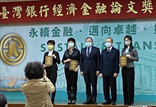 陳雪珍領獎博士組合照1