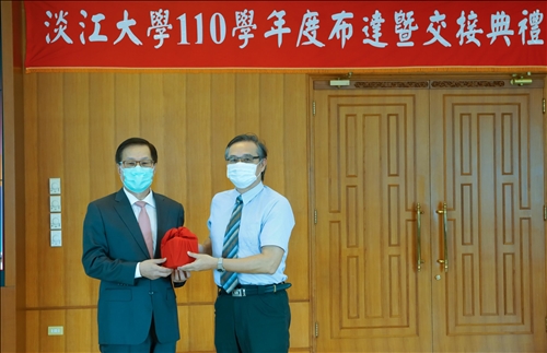 110學年度布達新設「研究發展處-整合戰略與科技研究中心」，由葛煥昭校長頒發聘書，翁明賢主任接受聘書。(秘書處馮文星拍攝)