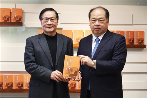 《儒雅鴻志一書生：陳校長雅鴻博士紀念專輯》贈書儀式