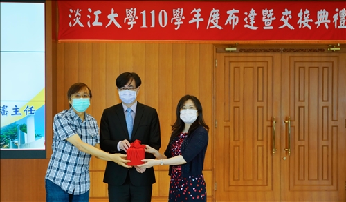 研究發展處出版中心主任交接：監交人(中)-楊立人研發長，移交人(左)-歐陽崇榮主任，接交人(右)-林雯瑤主任。(秘書處馮文星拍攝)