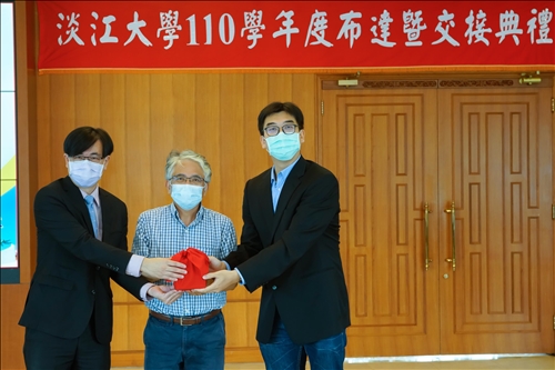 研究發展處研究暨產學組組長交接：監交人(中)-楊立人研發長(由王伯昌研發長代理)，移交人(左)-楊立人組長，接交人(右)-潘伯申組長。(秘書處馮文星拍攝)