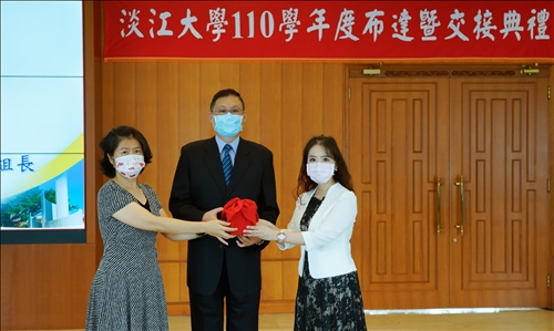 軍訓室服務組組長交接：監交人(中)-王鴻展主任，移交人(左)-王鴻展組長(由郭碧英教官代理)，接交人(右)-胡菊芬組長。(秘書處馮文星拍攝)