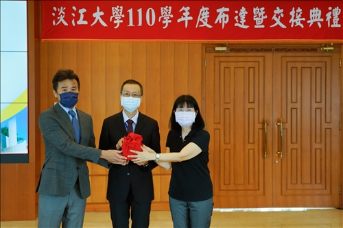 商管學院會計學系主任交接：監交人(中)-蔡宗儒院長，移交人(左)-孔繁華主任，接交人(右)-郭樂平主任。(秘書處馮文星拍攝)