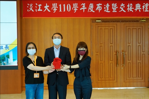 教務處註冊組組長交接：監交人(中)-林俊宏教務長，移交人(左)-簡文慧組長，接交人(右)-周依蒨組長。(秘書處馮文星拍攝)