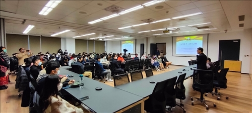 AI創智學院院長李宗翰與同學分享0AI種子學生領袖培訓內涵