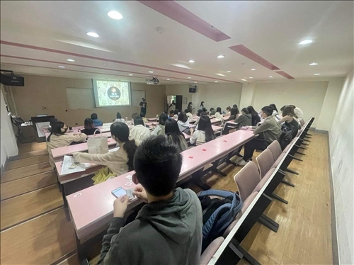 學生認真聆聽林智豪先生的演講