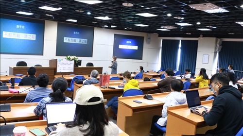 與會教師專注聆聽