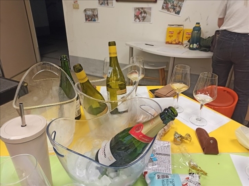 放入冰桶的三款酒可以使冰鎮後的白葡萄酒有更好的風味及品酒時明確的資訊傳遞，紀珊如老師製作學習單供學生品酒時筆記想法。