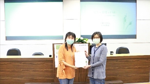 教發中心李主任頒發感謝狀