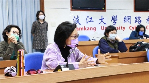 牛老師分享如何引導學生進行商品發想	與會老師請教牛老師課程的相關規劃