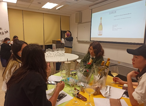 同學在嘗試不同酒款後與紀珊如老師及全班同學分享自己對葡萄酒的體驗和想法，並結合自身知識及活動中介紹內容。