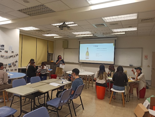 紀珊如老師向同學講解當天活動所使用的三款酒的產地、葡萄品種、以及如何選自己想要嘗試的葡萄酒。