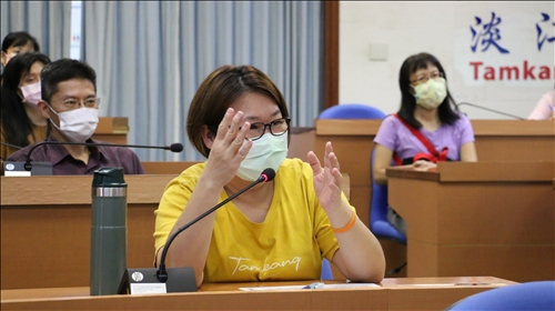 與會老師專注聽講並給予回饋