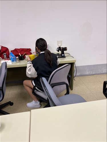 政經系大二同學沖泡咖啡