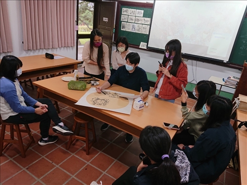 學生們認真聽講