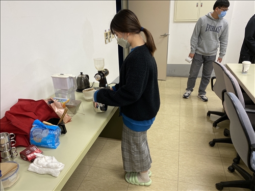 英文系大二同學沖泡咖啡