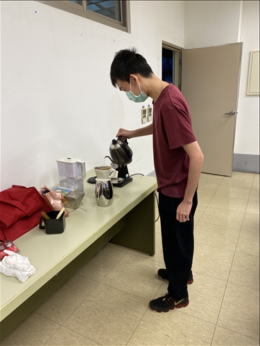 資工系大二同學沖泡咖啡