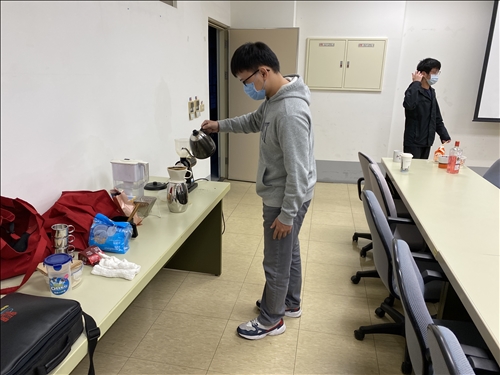 資工系大二同學沖泡咖啡