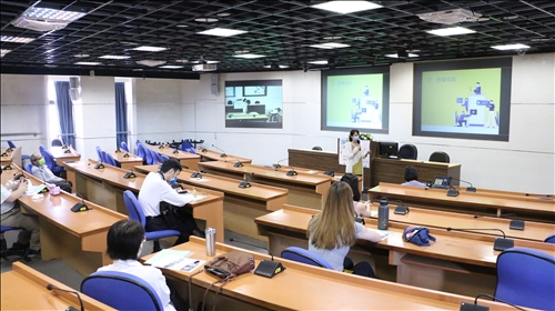 與會教師專注聆聽