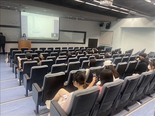 等待演講開始前先進行點名