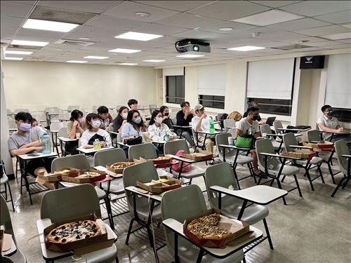 大四學生聆聽陳彥文學長以人資專業角度分享如何準備履歷