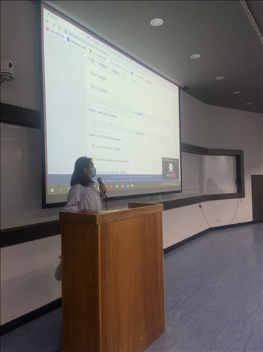 講者和學生們打招呼