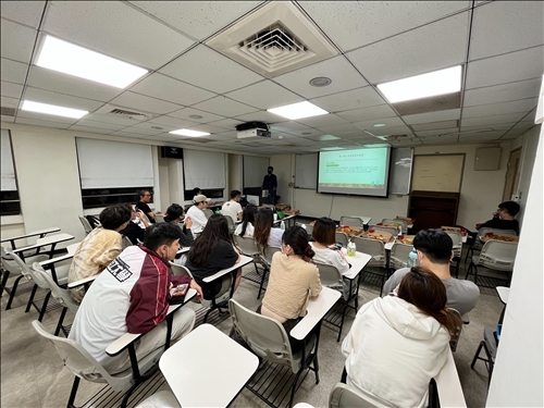 大四學生聆聽黨以石學長分享求職經驗