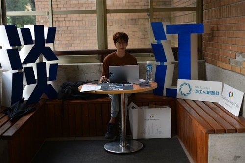 本社群工讀生閆同學上台報告開發成果