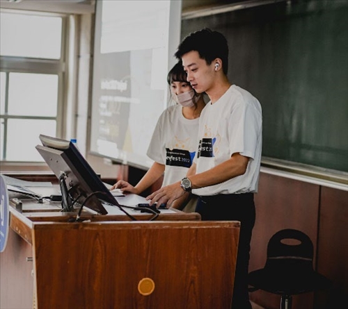 本社群工讀生閆同學上台報告開發成果