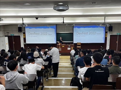 學生專心聆聽報告內容-2